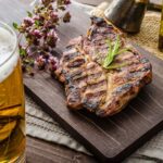 Cerveza y carne a la parrilla
