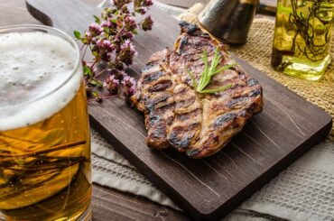 Cerveza y carne a la parrilla